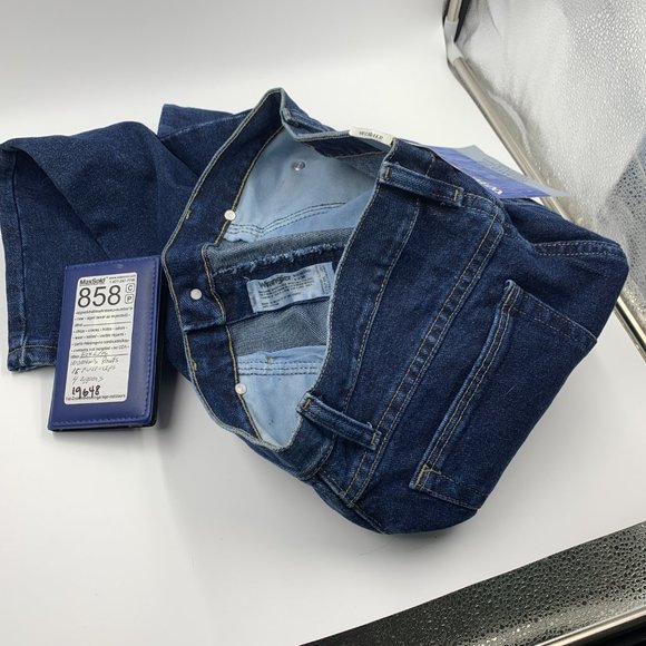 Women's Wrangler Relaxed Fit Jeans 👖— size 8 x 30 - Picture 4 of 8